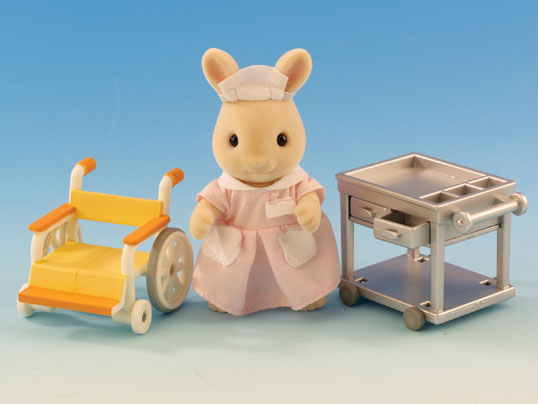 Sylvanian Families – Krankenschwester-Set H-13 – Mit Hasenmutter, Rollstuhl & Medizin – Japan-Import – Fürs Krankenhaus-Spiel Sylvanian Families – Krankenschwester-Set H-13 – Mit Hasenmutter, Rollstuhl & Medizin – Japan-Import – Fürs Krankenhaus-Spiel